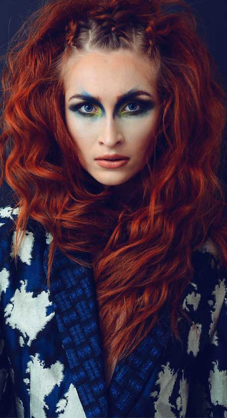 foto di donna con i capelli tinti rossi